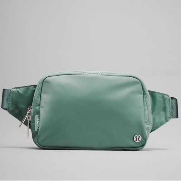 NWT Large Lululemon Everywhere Belt Bag - Picture 5 of 8